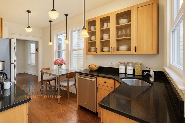 Building Photo - SOMA Top Floor Condominium for Immediate L...