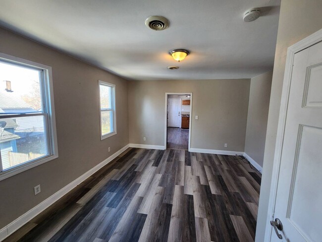 Building Photo - 5917 Cable Ave