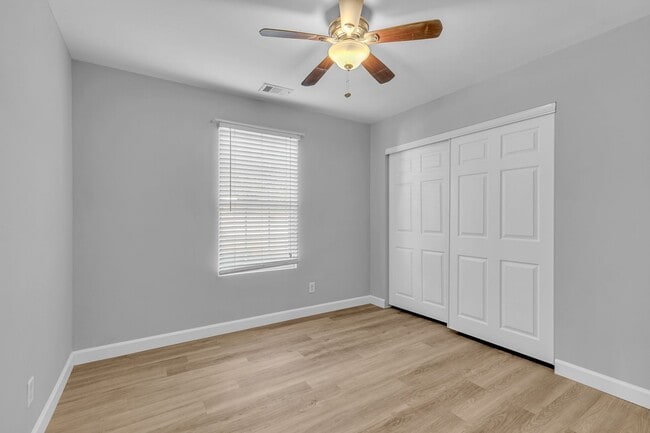 Building Photo - 525 Rushing St