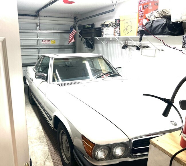 Building Photo - 10614 Lake Shore Dr