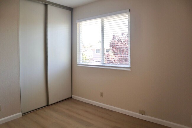 Building Photo - Splendid 3-bedroom home + Bonus Loft located in Fremont! – New flooring!