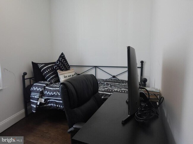 Building Photo - 6139 Larchwood Ave