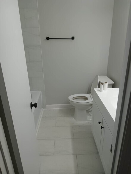 Building Photo - 2709 Bedford Way