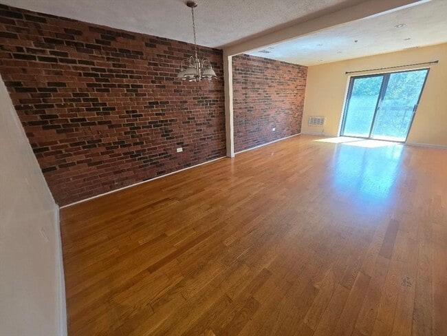 Building Photo - 123 Elm St
