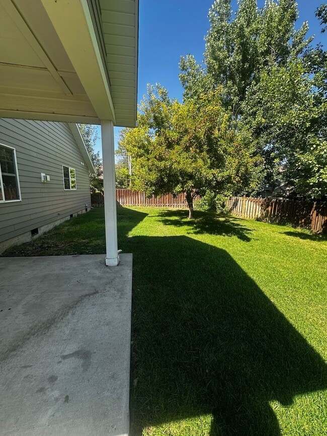 Building Photo - Beautiful 3 Bedroom Home- Centrally Locate...