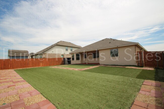 Building Photo - Classic Charm Meets Modern Comfort