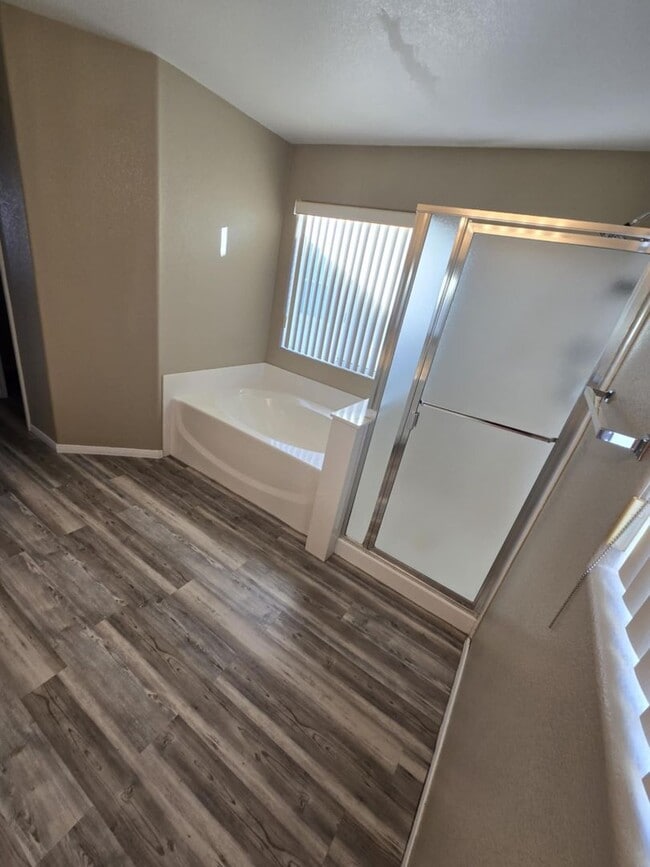 Building Photo - Great open floorplan with 3 bedrooms + Loft