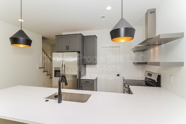 Building Photo - 422 Sylvania Ave