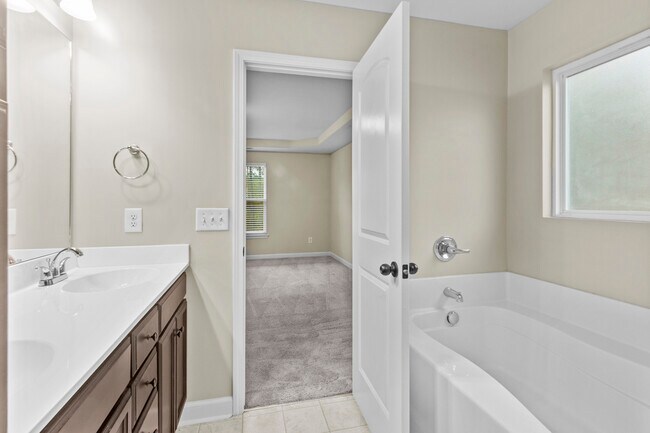 Building Photo - 405 Crestmont Ct