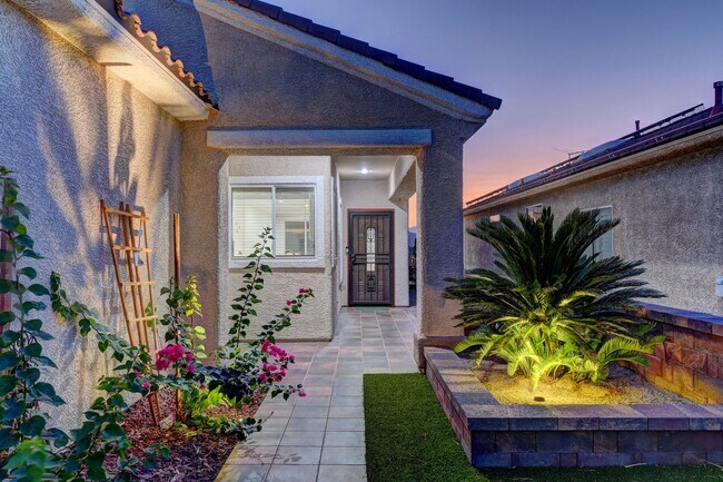 Building Photo - 180 Degree elevated views from a quiet str...