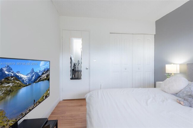 Building Photo - 8885 Fontainebleau Blvd