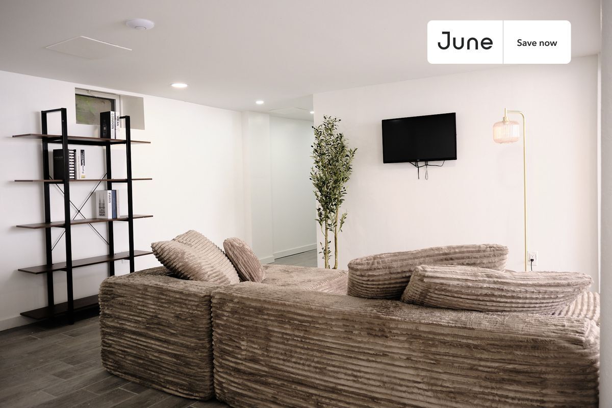 Building Photo - 624 E 17th St