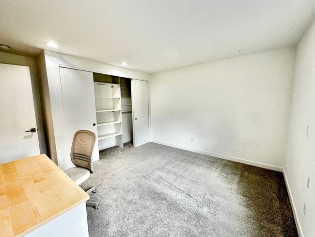 Building Photo - 6 BR / 4 BA – 4,100 SQ FT with Patio, Full...