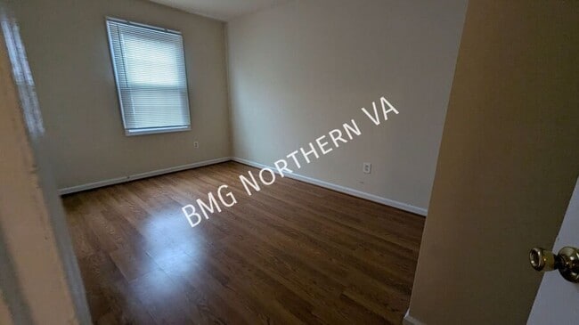 Building Photo - 9819 Town Ln