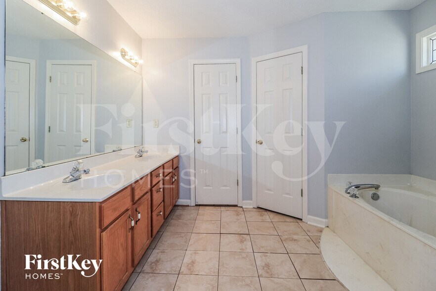 Building Photo - 10292 Green Moss Dr N