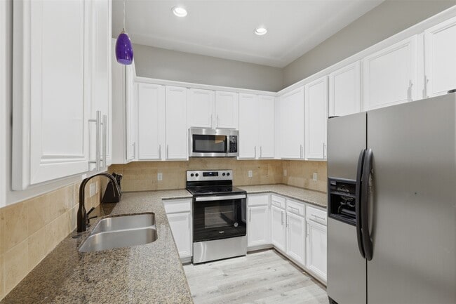 Building Photo - 9003 Bayview Cove Dr