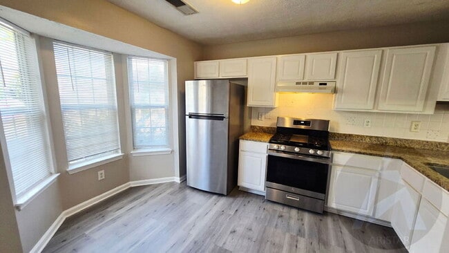 Building Photo - 1695 Barrington Overlook