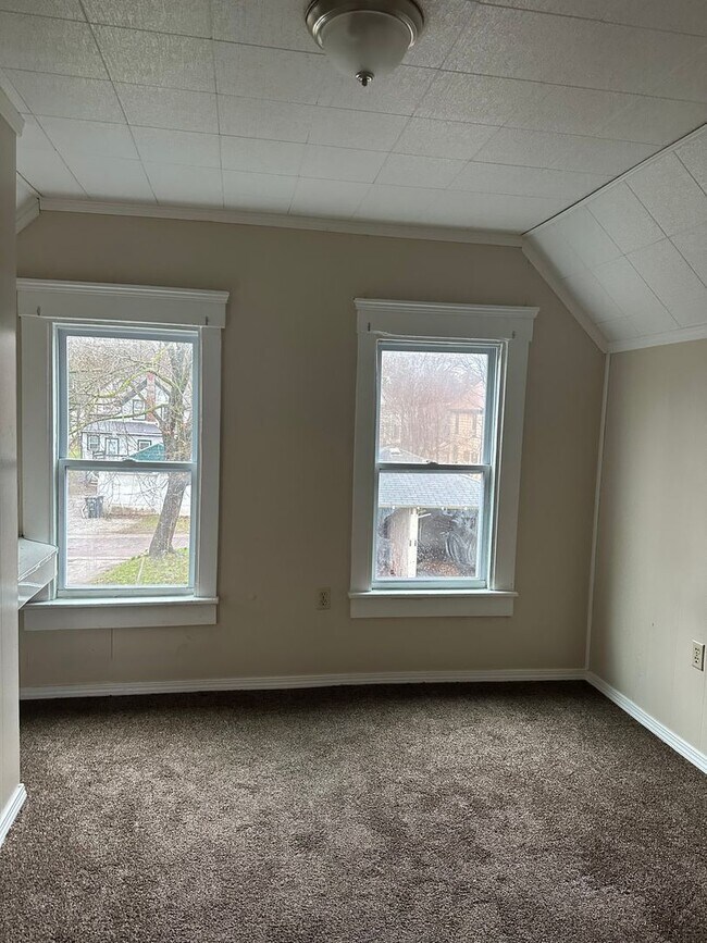Building Photo - Akron Single-Family Home *ACCEPTING VOUCHERS*