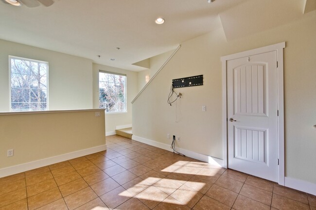 Building Photo - 3-Bed, 3-Bath Home in Sunnyvale near Seven...