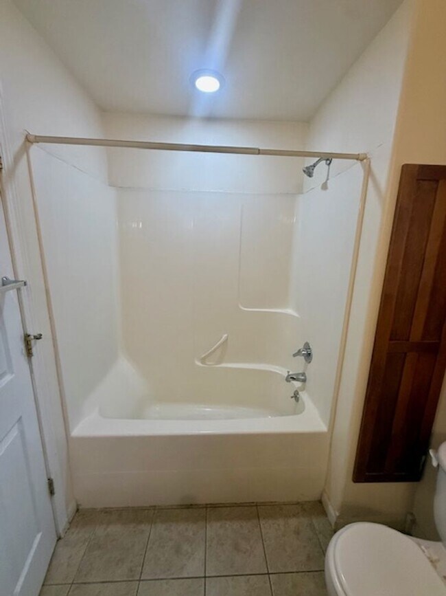 Building Photo - Spacious 4 Bed / 3 Bath Duplex on 1 Acre –...