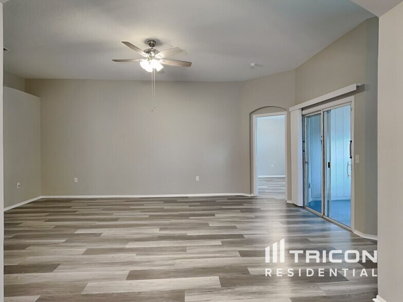 Building Photo - 2118 Deerfield Dr