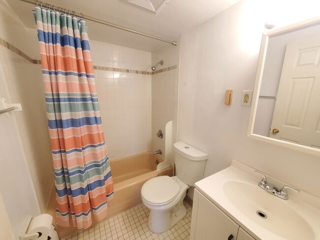 Building Photo - 245 Kelton St