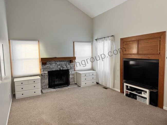 Building Photo - Rare Find!