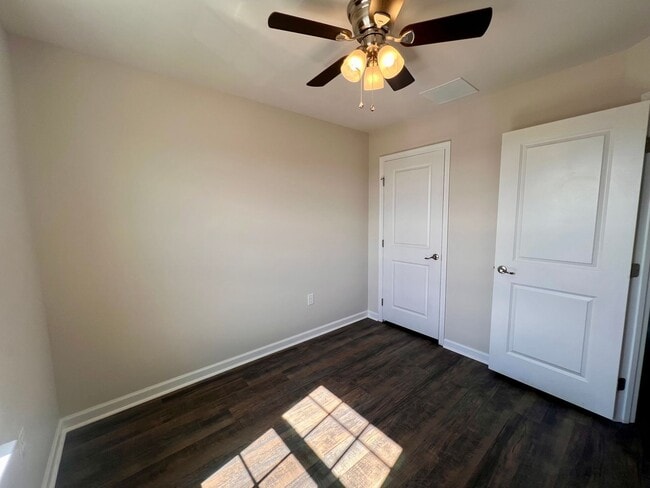 Building Photo - 2070 Elm Tree Ct