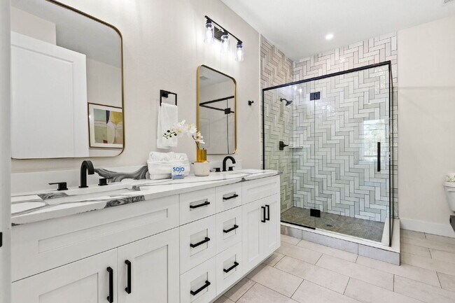 Building Photo - Luxurious 3 Bedroom Condo with Spacious La...