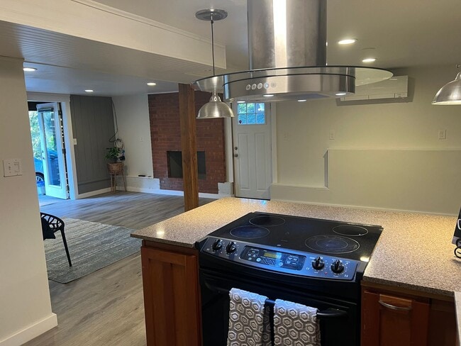 Building Photo - Serene, private setting in the Seahurst neighborhood