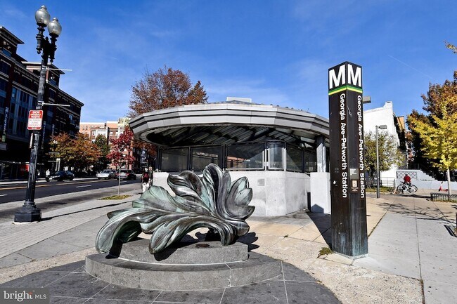 Building Photo - 625 Park Rd NW