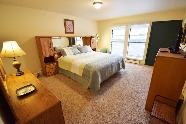 Building Photo - Winter Seasonal Rental- Timberline 14