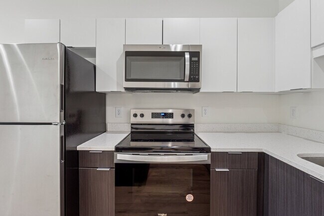 Building Photo - Come check out the West End Flats!