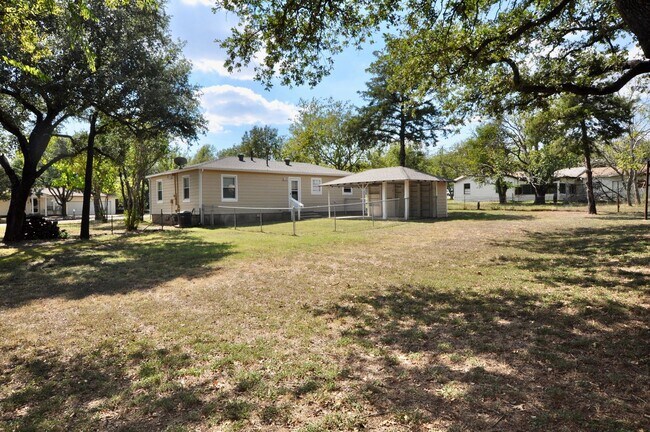 Building Photo - FOR LEASE! Newly Remodeled 2 BR - 1 BA - 1...