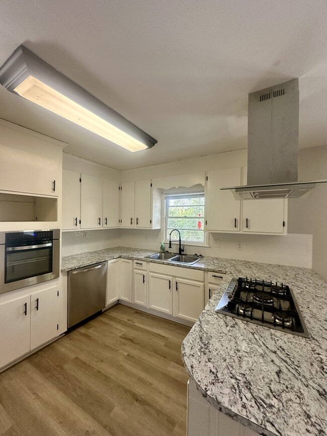 Building Photo - 2100 Park Ln