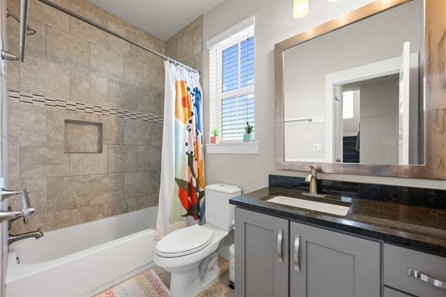 Building Photo - 915 Banyon St