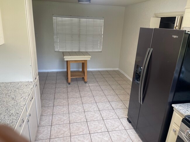 Building Photo - 604 Kees Cir