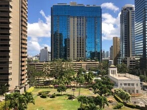 Building Photo - Conveniently Located, Beautifully Updated ...