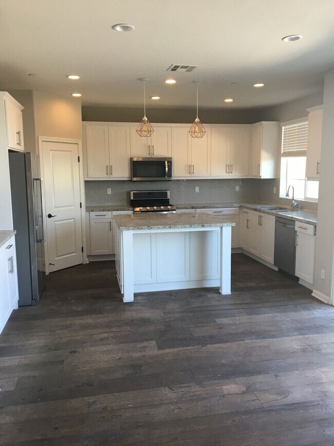 Building Photo - Beautiful 4BR/3BA Del Sur Townhome