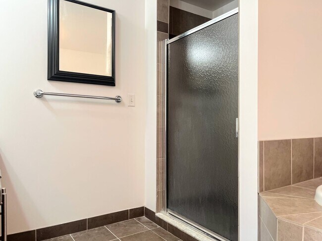 Building Photo - Beautiful 2 Bed/2 Bath Condo for Rent in D...