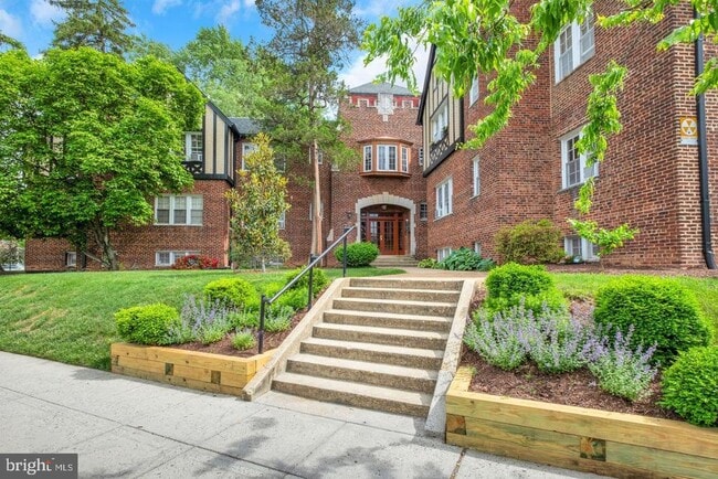 Building Photo - 208 Farragut St NW