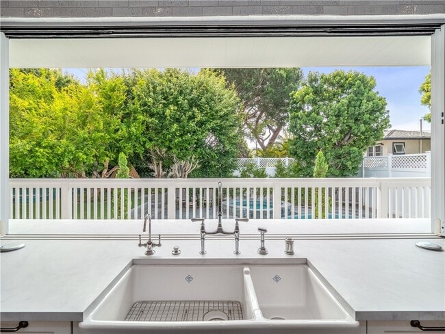 Building Photo - 3403 Laurel Ave