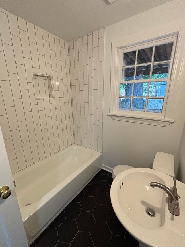 Building Photo - Charming Broadmoor Home