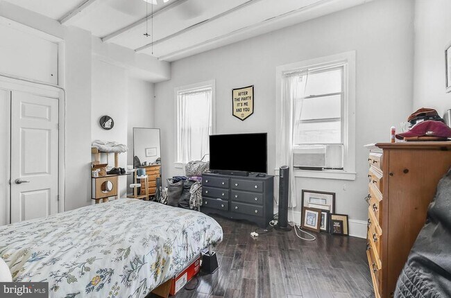 Building Photo - 2567 Kern St