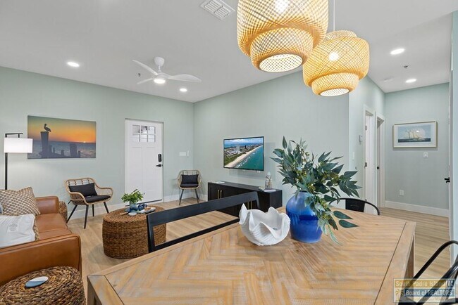 Building Photo - 111 W Sunny Isle Dr