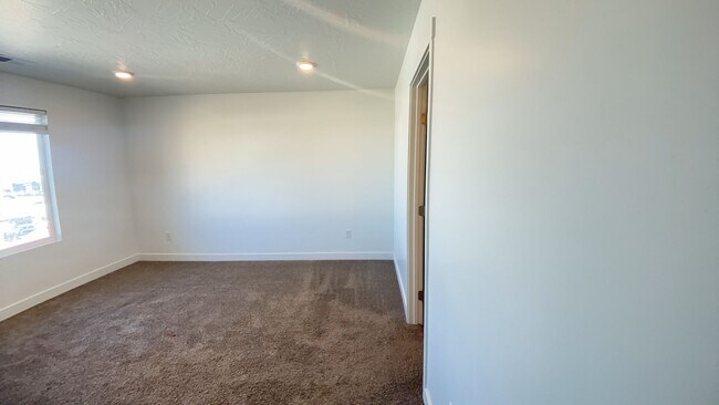 Building Photo - Modern 4 Bedroom Townhome in Cedar City. P...