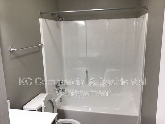 Building Photo - 208 W Meadow St