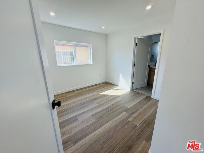 Building Photo - 231 E 85th St