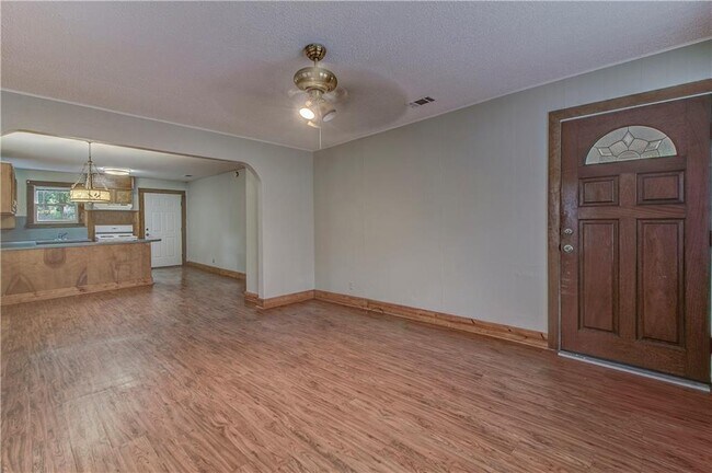 Building Photo - 607 E 15th St