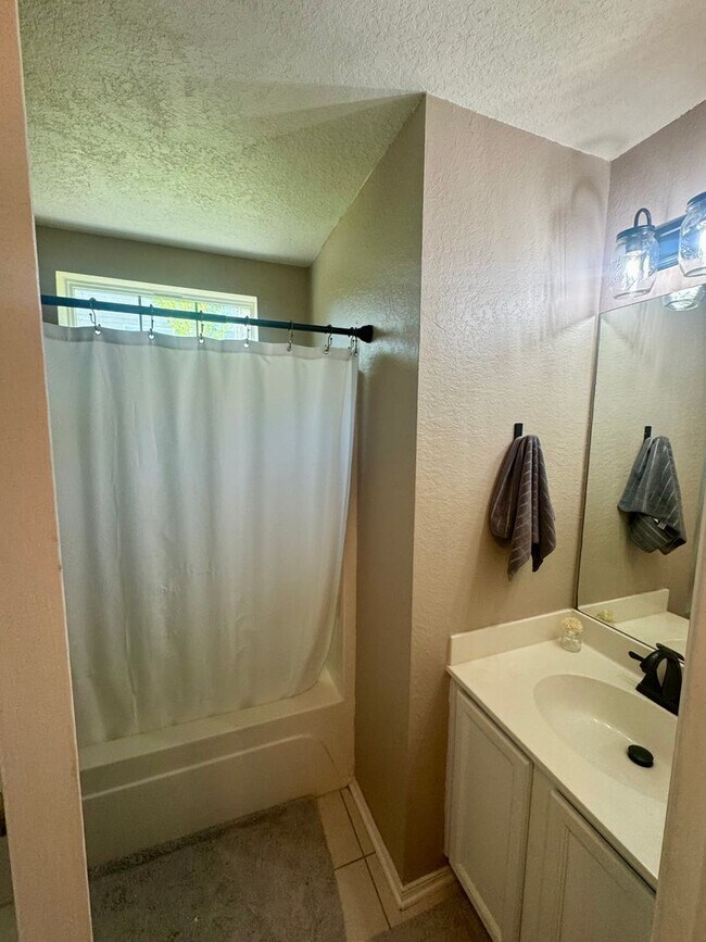 Building Photo - Three Bedroom Two Bathroom Available in Okatie!